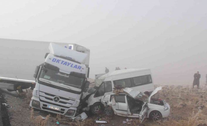 Van’da 3 aracın karıştığı trafik kazasında 1 kişi öldü, 1 kişi de yaralandı