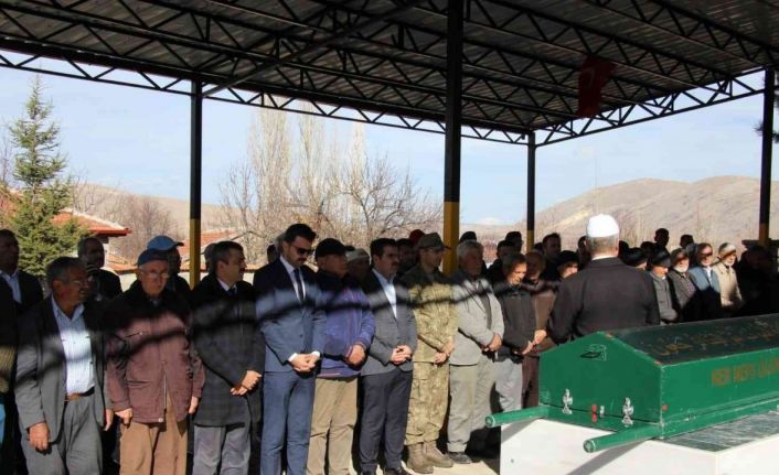 Vefat eden şehit babası protokolünde katıldığı törenle toprağa verildi