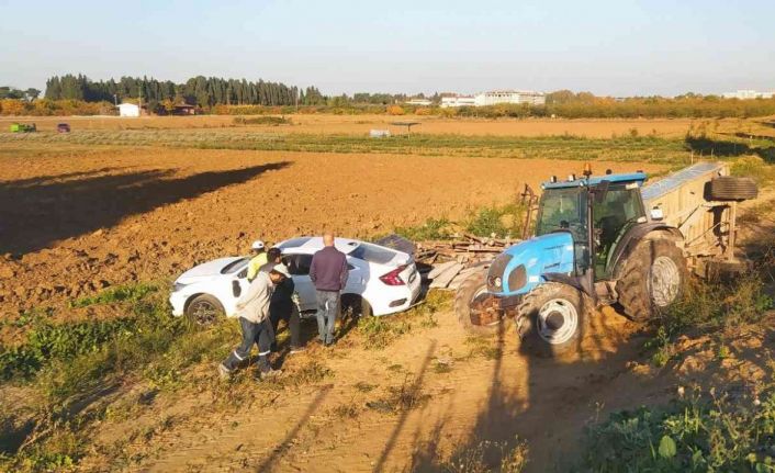 Yalova’da çarpışan traktör ve otomobil enstitü bahçesine uçtu: 1 yaralı