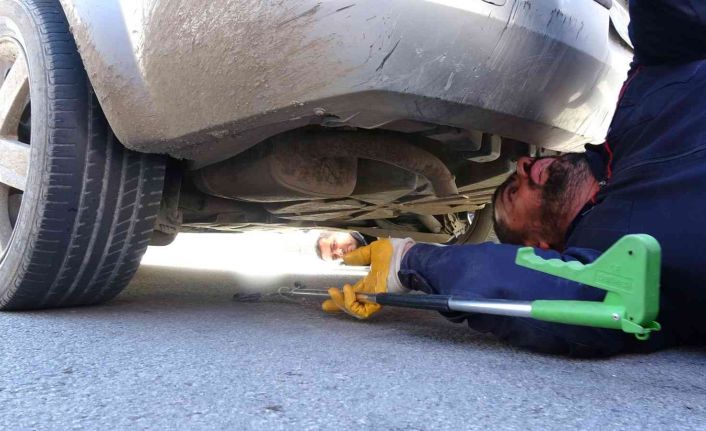 Yavru kediyi bulunduğu yerden çıkartmak kolay olmadı