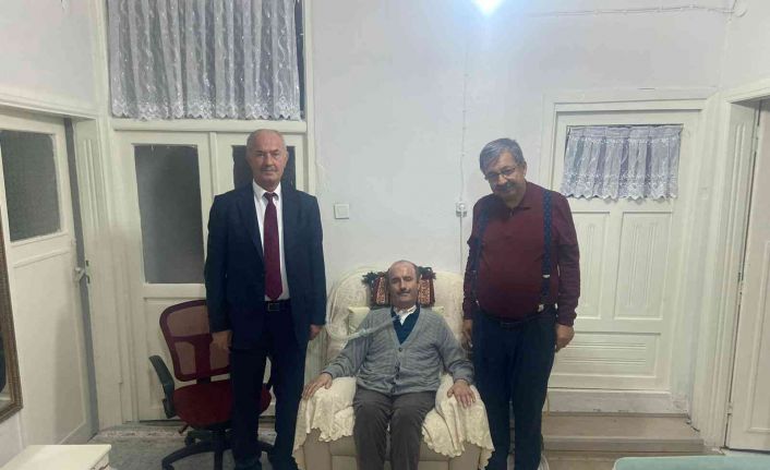 Yazar Hayati İnanç söyleşisine gelemeyen ALS hastasını evinde ziyaret etti