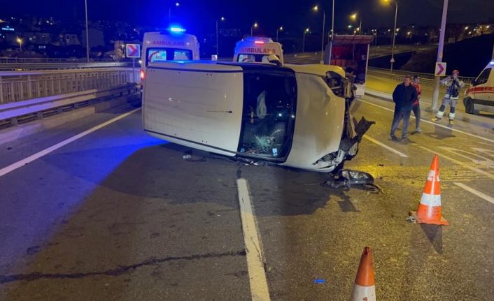 Yol çalışmasını geç fark etti, sürücünün kontrolünden çıkan hafif ticari araç takla attı