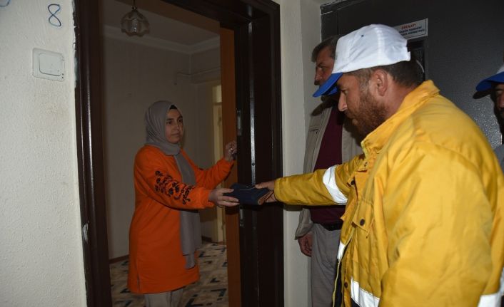 Yolda buldukları cüzdanı sahibine teslim ettiler