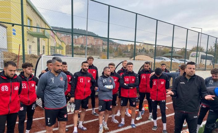 Zorlu maç öncesi eski futbolculardan 1969 Bilecik Spor Kulübü’ne destek