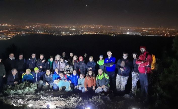 12 kilometrelik gece yürüyüşü şehir stresinden uzaklaştırdı