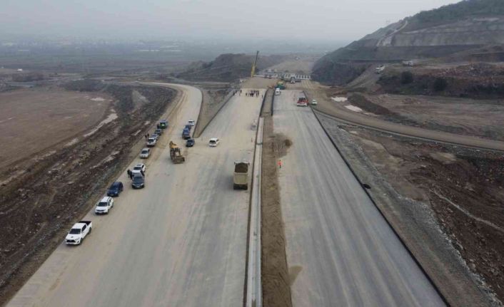 163 kilometrelik otoyol için, 3 bin 500 işçi arı gibi çalışıyor