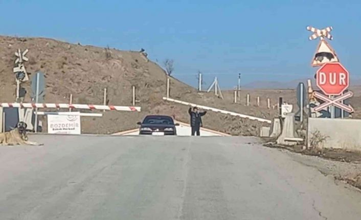2 dakika treni beklemedi, canını hiçe saydı: Bariyeri kaldıramayınca arasından geçti