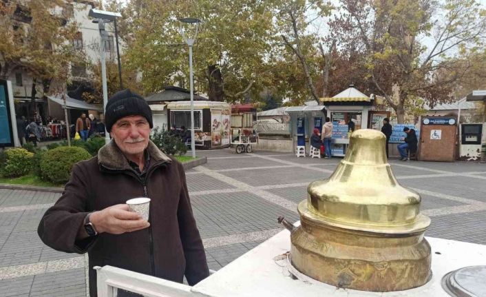38 yıldır kışın sattığı salep insanların içini onun ise evini ısıtıyor