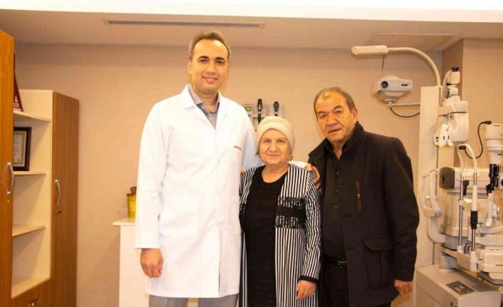 67 yaşında gözlüklerinden kurtuldu