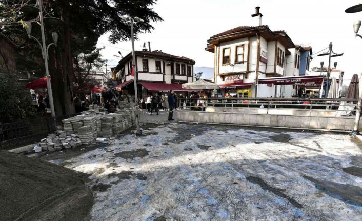 Abdal Camii çevresinde zemin yenileniyor