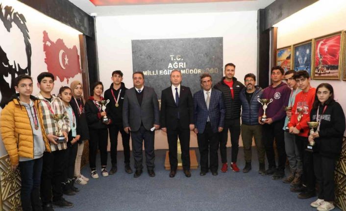 Ağrı Milli Eğitim Müdürü Kökrek, başarılı sporcularla bir araya geldi