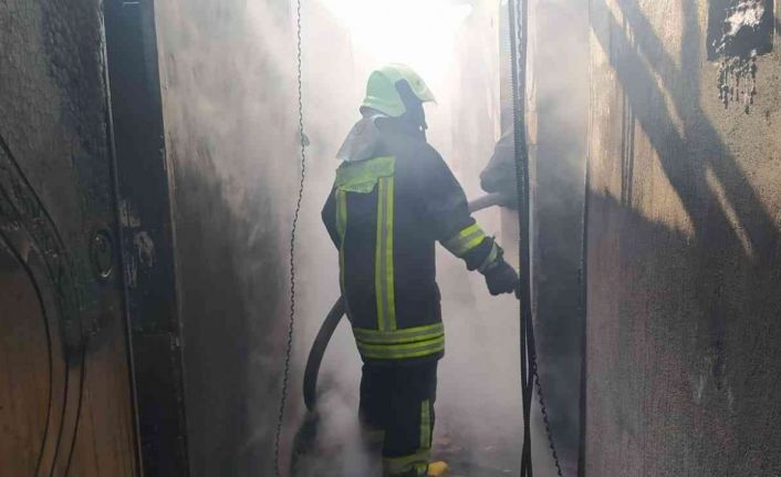 Ahşap bina küle döndü