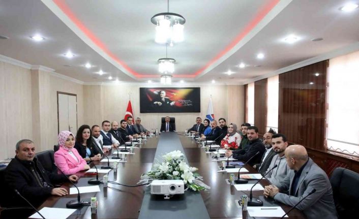 AİÇÜ Rektörü Prof. Dr. Karabulut, başarılı projeler üreten personellere teşekkür belgesi verdi