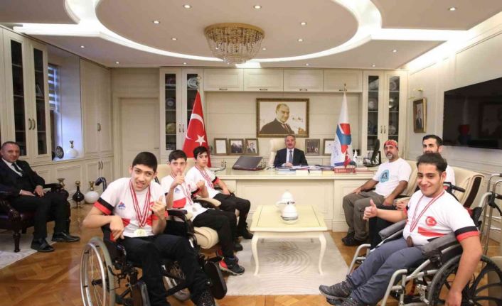 AİÇÜ Rektörü Prof. Dr. Karabulut madalya kazanan sporcuları kutladı