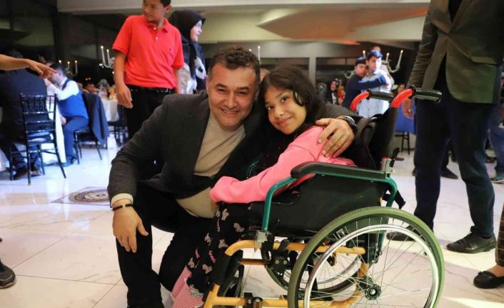 Alanya Belediyesi’nin düzenlediği sevgi gecesi renkli anlara sahne oldu