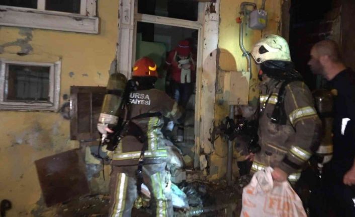Alev alev yanan binada mahsur kalan kadını itfaiye ekipleri zamanla yarışarak böyle kurtardı
