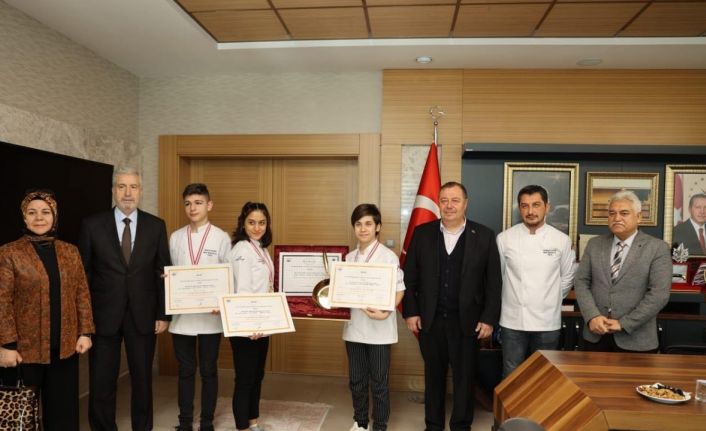 Altın tavayı kazanan öğretmen ve öğrencilere ödül