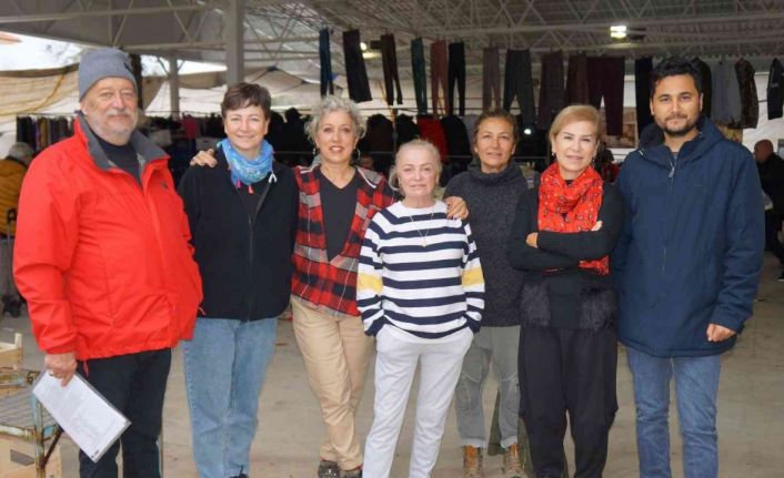 Amatör tiyatro oyuncuları pazarda hem eğitim aldı hem de satış yaptı