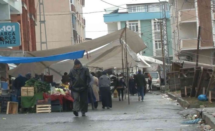 Arnavutköy’de fırtına nedeniyle bazı pazarcılar çadır kuramazken bazılarıysa ısınmak için ateş yaktı