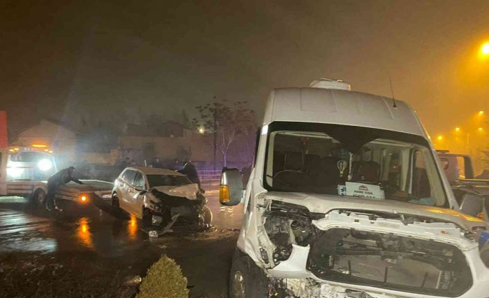 Aşırı siste işçi servisi ile otomobil böyle çarpıştı: 2’si ağır 10 yaralı