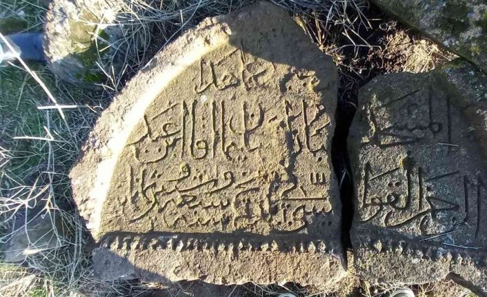 Asırlık Hazır Baba Türbesi göz göre göre yok oluyor