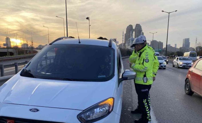 Ataşehir’de çakar denetimi: Kurallara uymayan sürücülere 3 bin 508 TL ceza