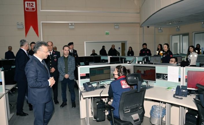 Aydın Valisi 112 Acil Çağrı Merkezi personelinin yeni yılını kutladı