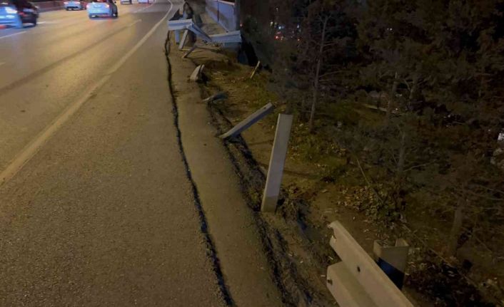 Bağcılar’da kontrolden çıkan otomobil bariyerleri aşıp yol kenarına uçtu: 2 yaralı