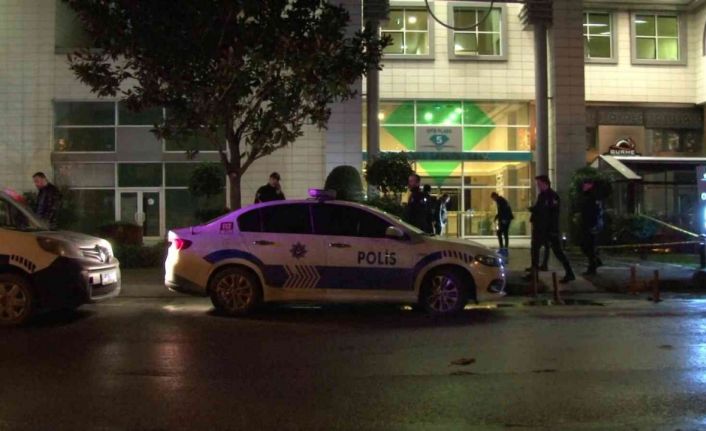 Bahçelievler’de bir adam iş merkezi önünde intihara teşebbüs etti