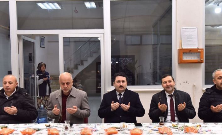 Başkan Avcı personelinin yanında