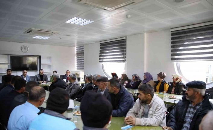 Başkan Yücel, kız öğrenci yurdunda kalan öğrencilerin ailelerini dinledi