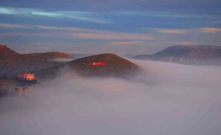 Batman’da muhteşem görüntü: Sis bulutu ve ay yıldızlı bayrağın eşsiz uyumu
