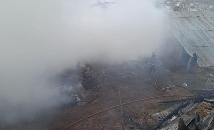 Bayburt’ta meydana gelen iki ayrı yangında 5 ev ile 1 ahırda hasar oluştu