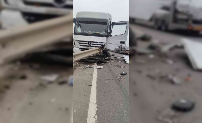 Bilecik’te süt yüklü tır bariyerlere çarptı, sürücüsü yaralandı