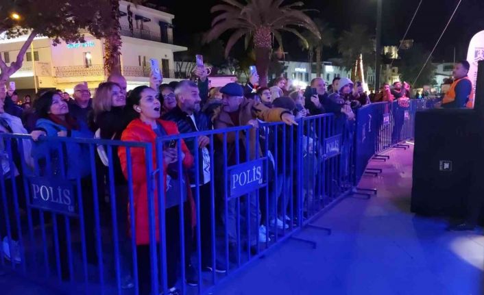 Bodrum’da Zeynep Casalini hayranlarını coşturdu