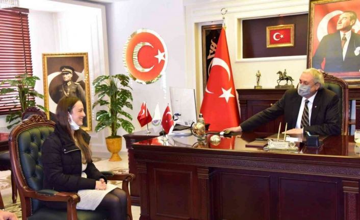 Bozüyük Belediyesi THM Korosu solistlerinden Senanur Kale’ye birincilik ödülü