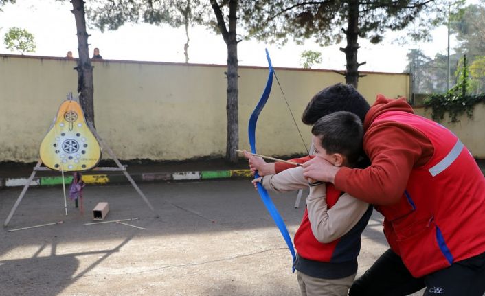 Bu etkinlikle öğrencilerin el-kol koordinasyonu gelişiyor