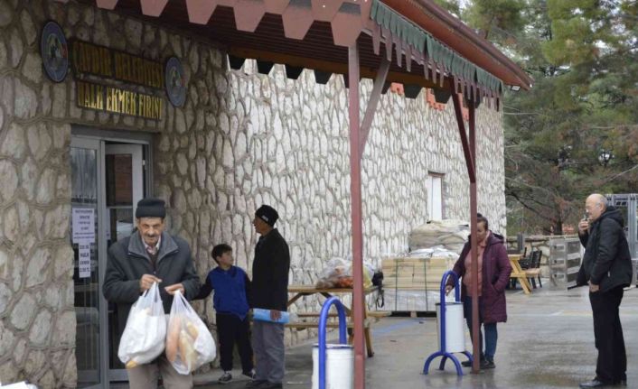 Bu fırında ekmek ucuzken, daha da ucuzladı: 3 TL’den 2,5 TL’ye düştü