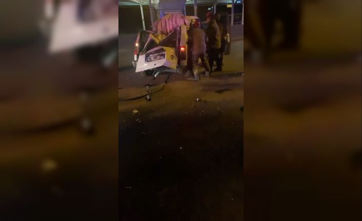 Bursa’da bariyerlere çarpan hafif ticari araç takla attı: 1’i ağır 2 yaralı