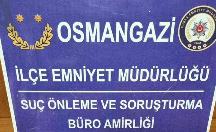 Bursa’da uyuşturucu satıcısı aracında yakalandı