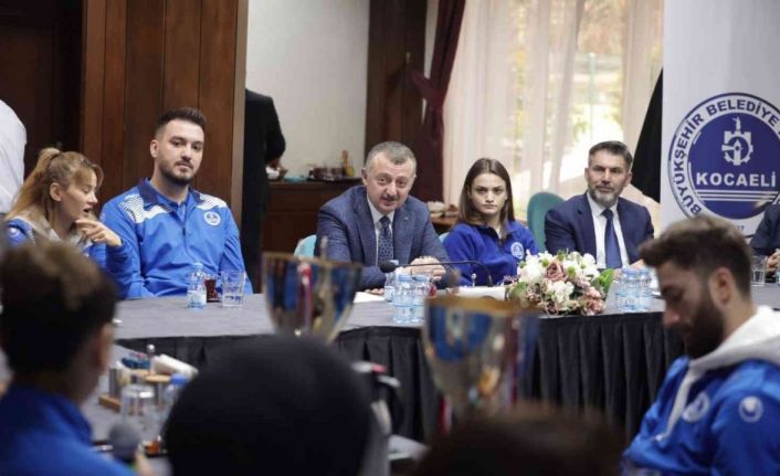 Büyükakın’dan sporculara: "Saha içinde ve dışında dünyanın farklı ülkelerinde elçilerisiniz"
