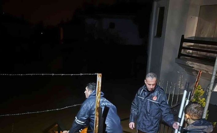 Büyükşehir ekipleri 45 konut ve 40 işyeri su baskınına müdahale etti