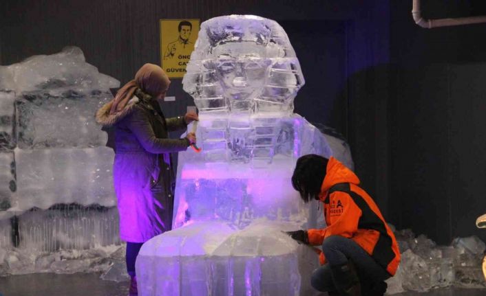 Buzu yontarak heykel yapıyorlar