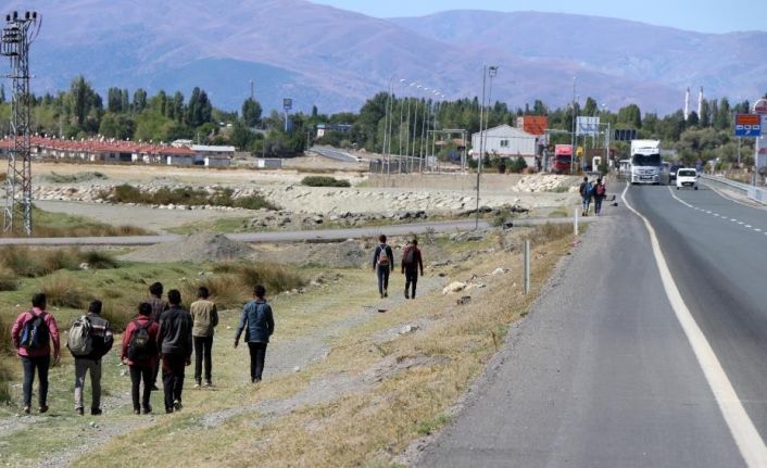 Çalışma izni bulunmayan yabancıyı çalıştıran işverenlere her bir yabancı için 35 bin 815 TL para cezası