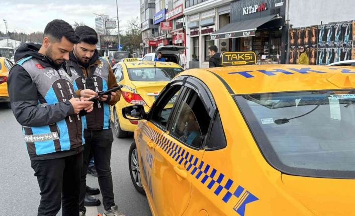 Ceza yiyince sinirlenen taksici gazetecilerin yakınından hızlı geçince bir ceza daha yedi