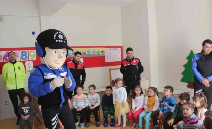 Çocuklar polis maskotu ‘Kanka’ ile eğlenerek öğrendi