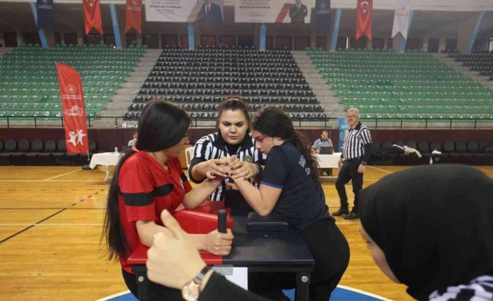 Denizli’de 194 kadın ve 200 erkek bilek güreşinde yarışıyor