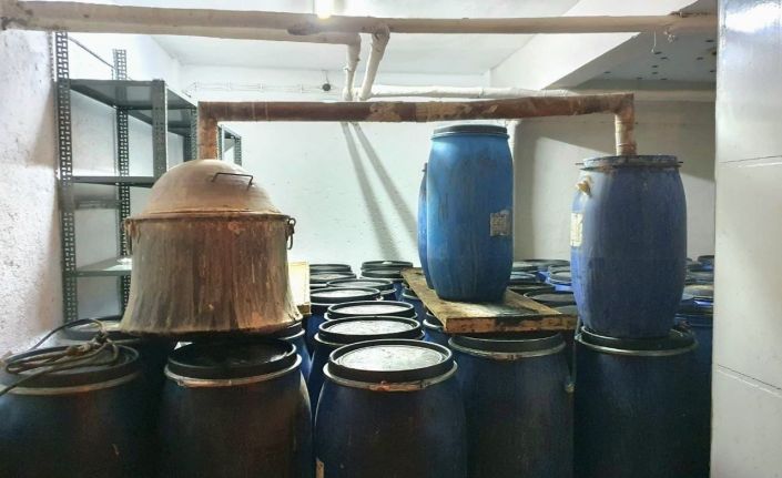 Depo olarak kullanılan bağ evinde 12,5 ton kaçak içki ele geçirildi