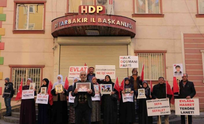 Diyarbakır’da evlat nöbetine 2 aile daha katıldı