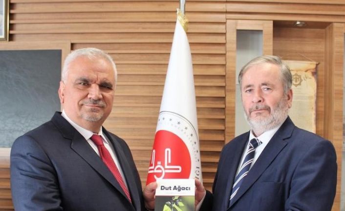 ‘Dut Ağacı’ isimli kitabını hediye etti